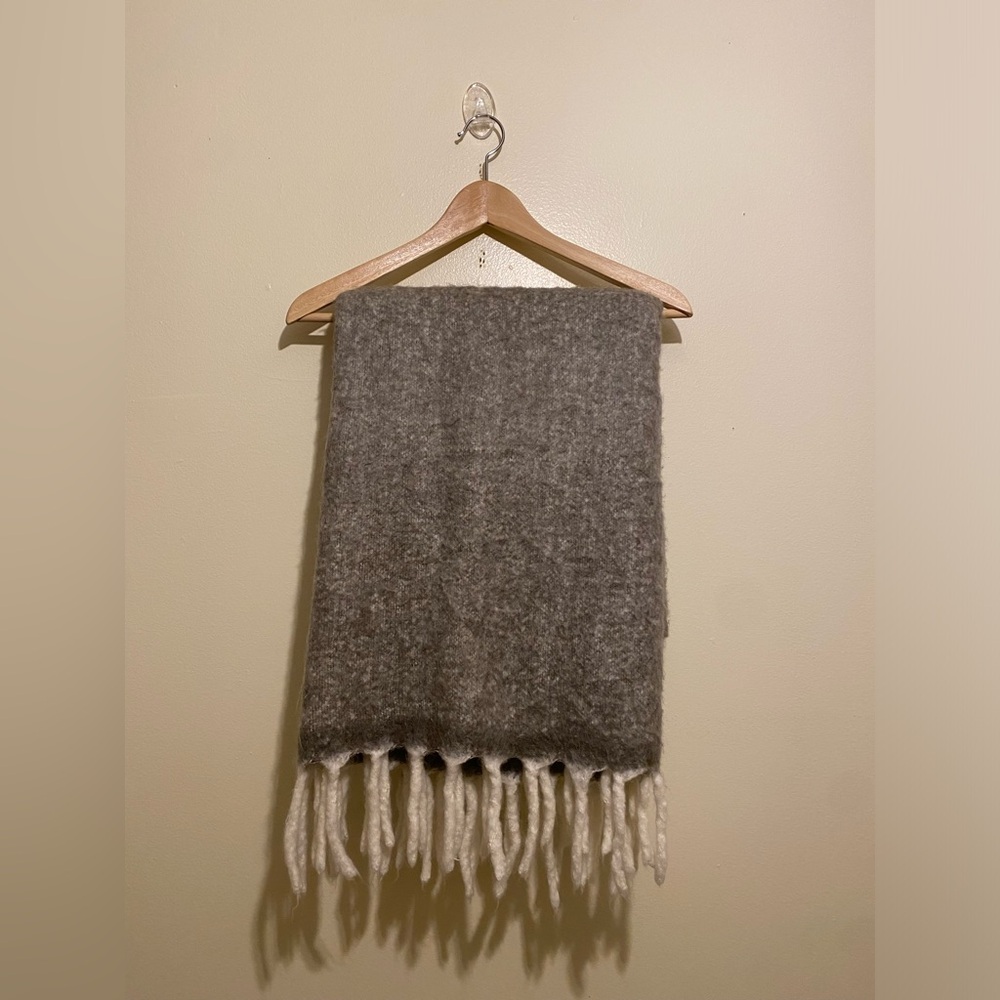 H&M Wool Blend Cozy Gray and Cream Throw Blanket.  Size 51”67”